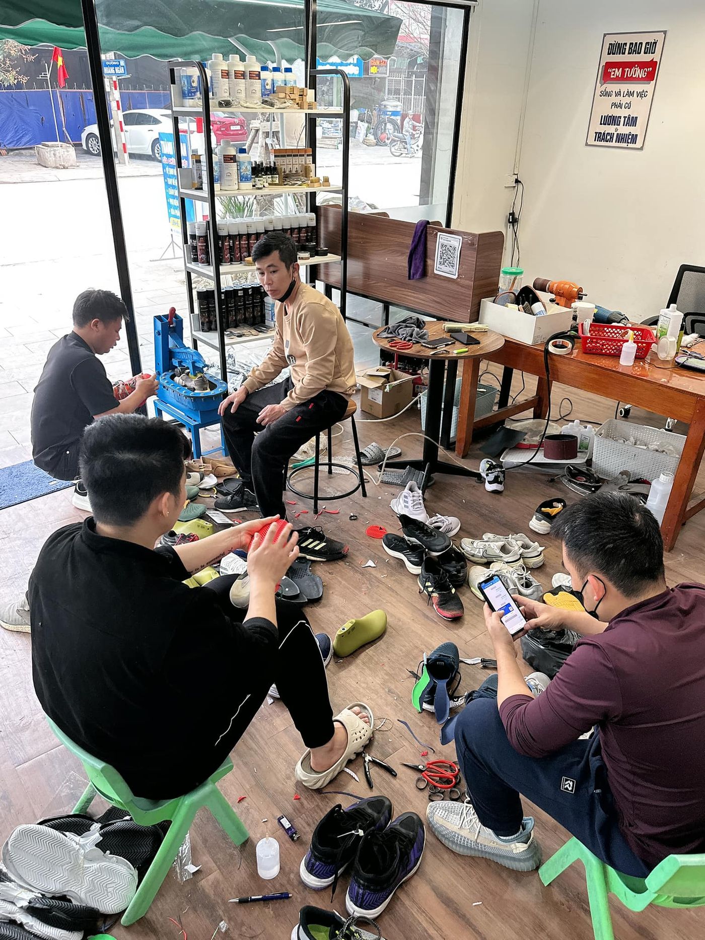 Đội ngũ kỹ thuật viên xử lý giày