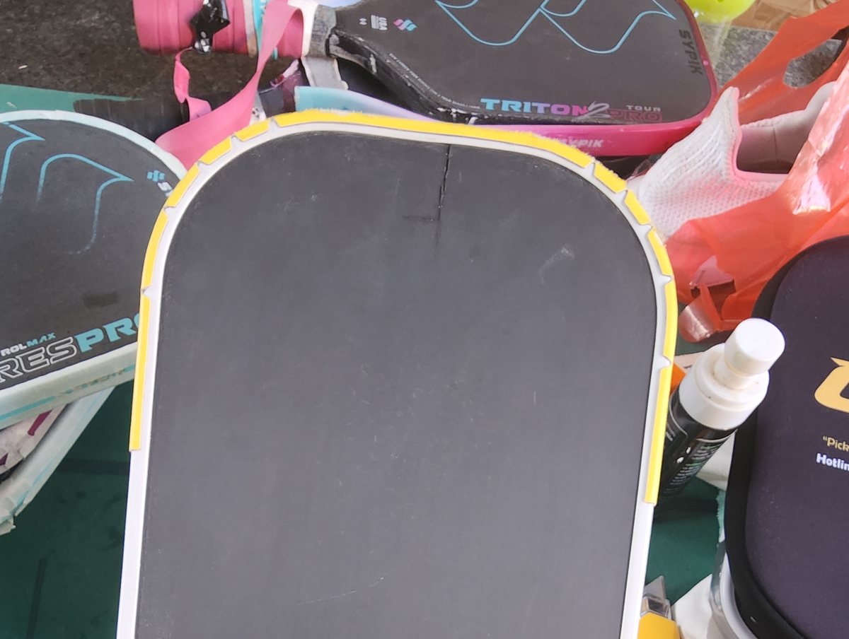 Thi công viền vợt màu vàng tại CAREPADDLE